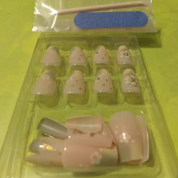 Elegant Lemon Lime Floral 24pc Fake Nails Set NIB - Picture 6 of 9